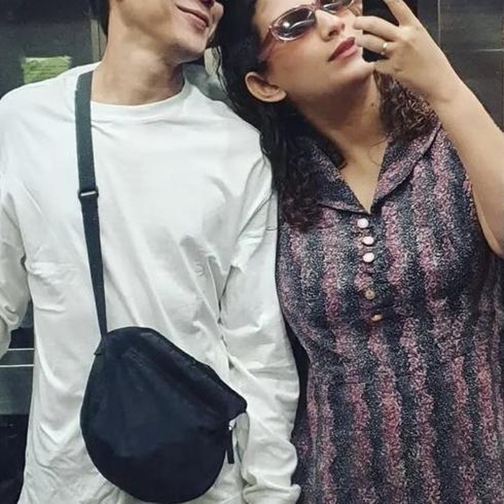 <p>Kini, Qibil dan Qurrotu Ayun tinggal menghitung hari untuk menyambut kelahiran anak pertamanya. Kita doakan agar calon Bunda yang satu ini tetap sehat dan diberikan kelancaran sampai memasuki masa persalinan nanti, ya. (Foto: Instagram @qurrrotuayun).</p>