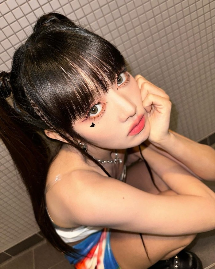 Liner berwarna sedang menjadi tren akhir-akhir ini, dan Minnie memberikan sentuhan berbeda dengan winged liner tembus pandang dalam warna merah marun gelap yang sedang populer di kalangan idol K-Pop/ Foto: Instagram/min.nicha