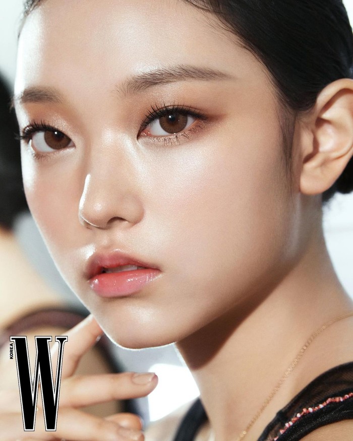 Meski makeup matte sedang populer, namun Haerin membuktikan bahwa kulit tampak sehat dan glowing juga selalu menjadi tren. Ia menjaga kilau di bagian tengah wajah dan semua perhatian langsung tertuju pada kecantikannya./ Foto: Instagram/newjeans_official