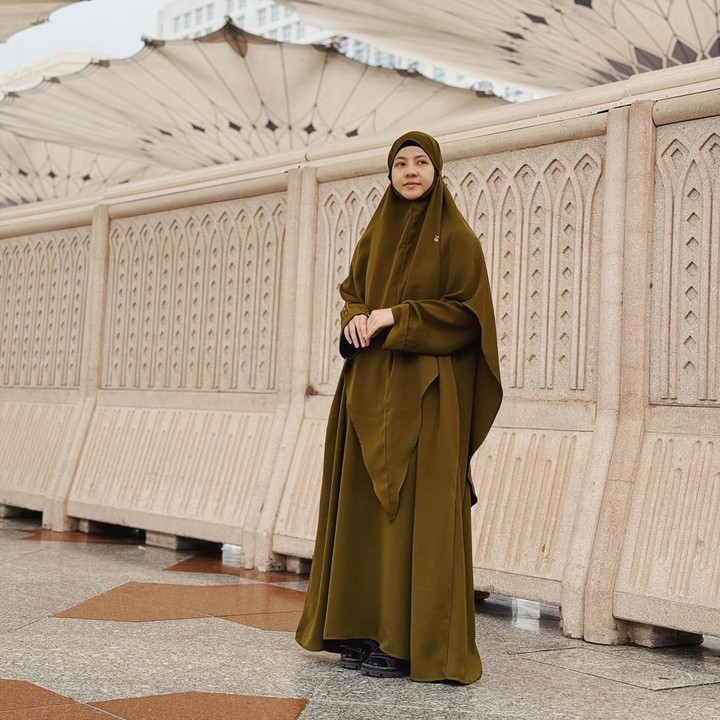 <p>Natasha Rizky kembali pergi ke Tanah Suci. Ia menjalan ibadah umrah di bulan puasa Ramadhan. Dalam potret yang dibagikan, ia tampil mengenakan busana Muslimah syari yang merupakan koleksi dari <em>brand</em> miliknya sendiri, lho. (Foto: Instagram @natasharizkynew)</p>