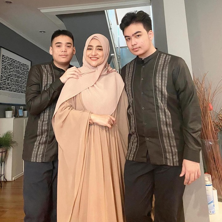 <p>Tak terasa, saat ini Keanu dan Omar sudah beranjak dewasa. Keduanya telah berusia 20 tahun, Bunda. "Anak kembarku.. Waktu berlalu begitu cepat, dan kini kalian berdua telah berubah menjadi pemuda yang luar biasa," tulis Cindy dalam unggahan fotonya. (Foto: Instagram @cindyfatikasari18)</p>