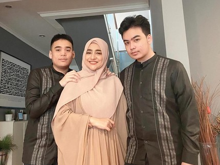 5 Potret Omar dan Keanu Anak Kembar Cindy Fatikasari, Salah Satunya Didiagnosis ASD