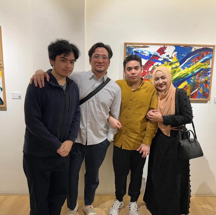 <p>Tak hanya itu, Omar juga memiliki bakat di bidang seni rupa. Baru-baru ini, ia mengikuti pameran lukisan bersama rekannya. "Pameran lukisan Omar.<em> Check it out</em> ya <em>guys.</em> Sampai tanggal 8 April bisa di-<em>viewing</em> lukisan-lukisannya Omar Dan Diego," kata Cindy. (Foto: Instagram @cindyfatikasari18)</p>