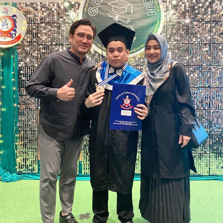 <p>Omar dan Keanu saat ini telah menyelesaikan pendidikan SMA mereka, Bunda. Dalam salah satu unggahan, Cindy dan suaminya terlihat menghadiri acara wisuda Omar. (Foto: Instagram @cindyfatikasari18)</p>