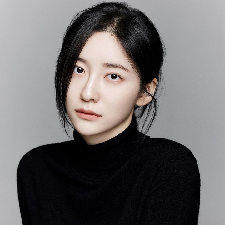 <p>Gaya makeup<em> Korean-look</em> cenderung memiliki nuansa lembut dengan <em>complexion</em> yang tidak terlalu <em>bold</em>. Riasan <em>makeup</em> ini juga cocok digunakan untuk momen istimewa seperti Idul Fitri, lho. Bunda dapat tiru gaya <em>makeup</em> Park Ji Hyun yang tipis dan natural. Pulasan lipstik warna <em>nude</em> dapat memberi sentuhan manis. (Foto: Instagram @voyavivirel)</p>