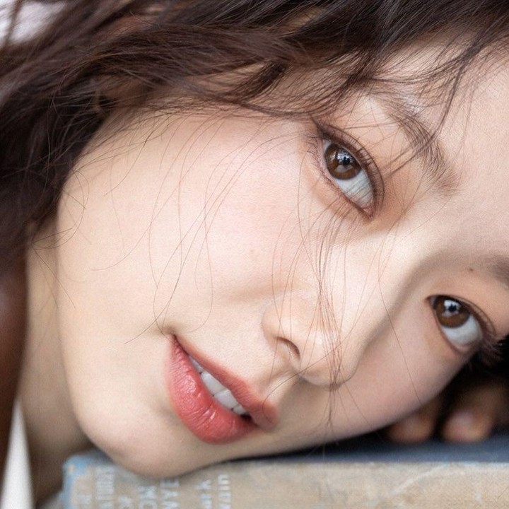 <p>Penampilan Park Shin Hye tak pernah gagal menuai pujian, ya? Riasan makeup yang ia kenakan terlihat sangat simpel dan lembut. Untuk mempercantik tampilan mata, Bunda juga bisa membuat garis <em>eyeliner</em> tipis dengan ujung berekor panjang. (Foto: Instagram @ssinz7)</p>