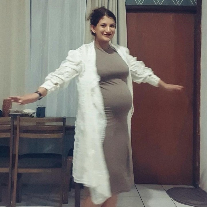 <p>Pasangan yang satu ini pertama kali mengumumkan kehamilannya pada Desember lalu, Bunda. Saat itu, kehamilan Qurrotu Ayun sudah berjalan selama 4 bulan. Tak terasa, kini sang istri sudah memasuki kehamilan trimester ketiga. (Foto: Instagram @qurrrotuayun).</p>