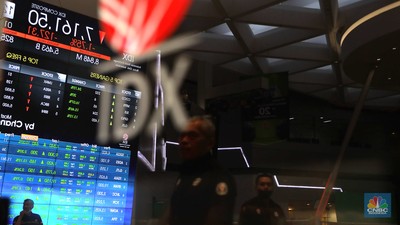 Pekerja melintas di depan layar Indeks Harga Saham Gabungan (IHSG) di Bursa Efek Indonesia, Jakarta, Senin, (1/4/2024). (CNBC Indonesia/Muhammad Sabki)