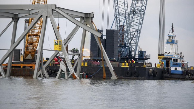 Operasi Hercules: Pembersihan Epik Puing-Puing Jembatan Baltimore dari Dasar Laut