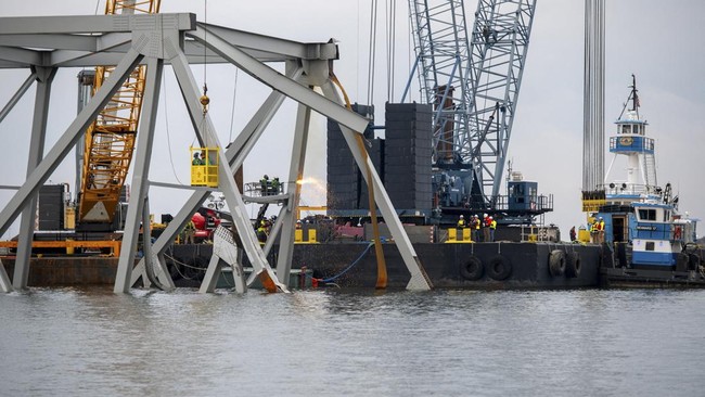 Masih 22 Awak Hilang Usai Ambruknya Jembatan Baltimore, Operasi SAR Berlanjut