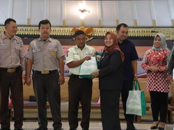 Sambut Hari Jadi ke-108 Sleman, Pemkab Serahkan 622 Paket Sembako