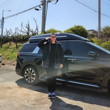 Penampilan Terbaru Kim Min Kyu Saat Daftar Wajib Militer