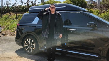 Penampilan Terbaru Kim Min Kyu Saat Daftar Wajib Militer