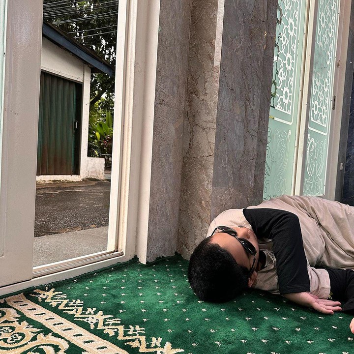 <p>"Nih anak lucu bener, ada aja kelakuannya wkwkw," kata seorang netizen. "<em>MasyaAllah</em>, walaupun ngantuk Adam tetap nurut ke masjid. Anak saleh semoga istiqomah ya sayang," tutur netizen lainnya. (Foto: instagram: @teukuwisnu)</p>