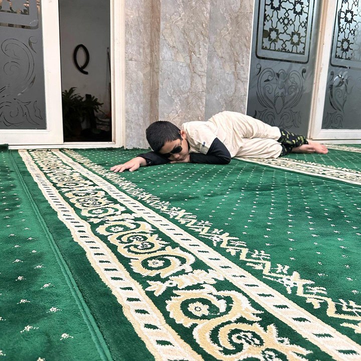 <p>Banyak netizen yang dibuat gemas dengan tingkah laku Adam nih, Bunda. Mereka juga memuji Adam karena tetap salat meski merasa mengantuk. (Foto: instagram: @teukuwisnu)</p>