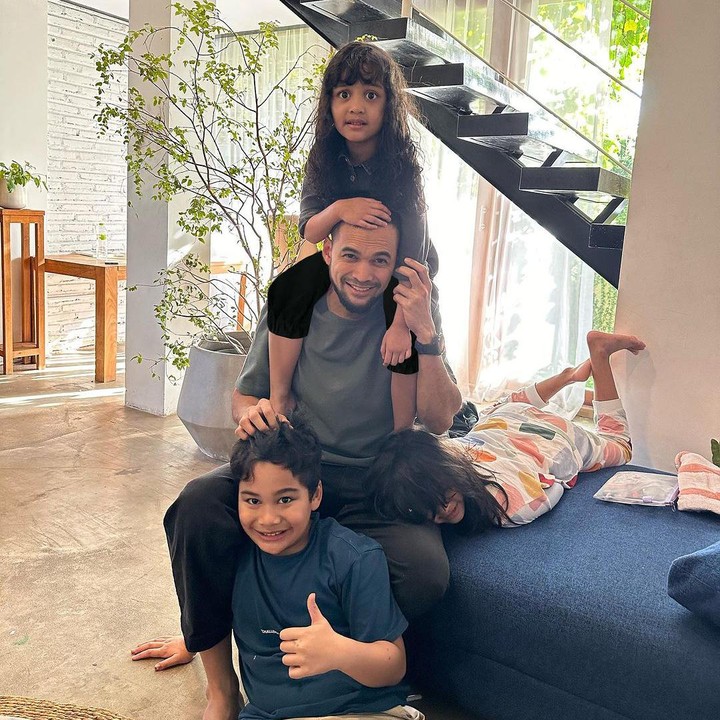 <p>Anak pertamanya bernama Teuku Adam Al Fatih lahir pada 10 September 2014. Sementara itu, anak kedua dan ketiganya diberi nama Cut Hawwa Medina Al Fatih dan Cut Shafiyyah Mecca Al Fatih yang saling berjarak dua tahun. (Foto: instagram: @teukuwisnu)</p>