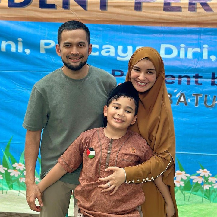 <p>Sosok Adam sendiri kerap menarik perhatian netizen. Bukan tanpa alasan, di usianya yang baru 10 tahun ini, Adam gemar menghafal Al-Qur'an dan rajin salat di masjid. (Foto: instagram: @teukuwisnu)</p>