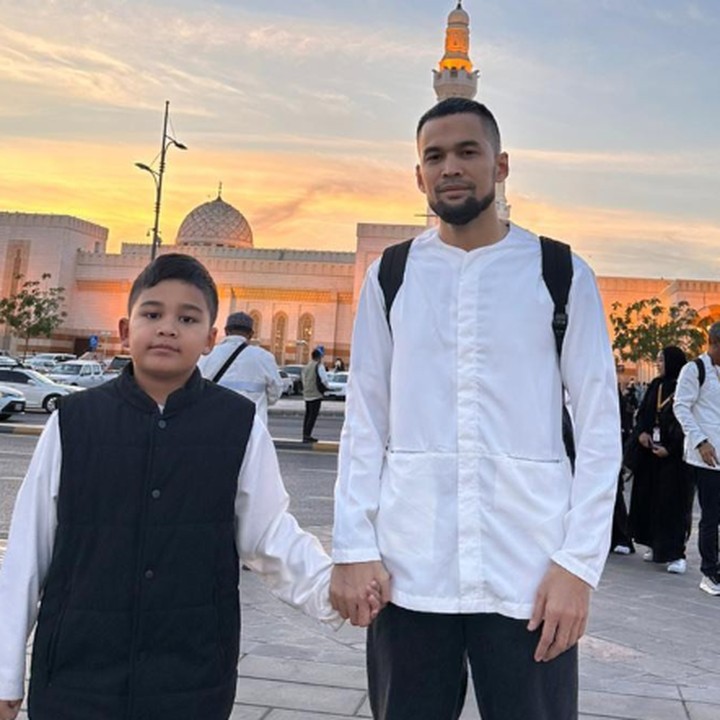 <p>Teuku Wisnu pun sering membagikan momen kala Adam menjalankan salat Subuh di masjid. Ternyata, Si Kecil pernah tertidur, lho. (Foto: instagram: @teukuwisnu)</p>