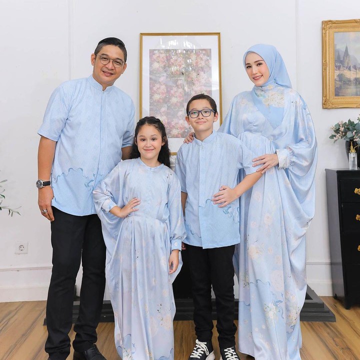 <p>Anak Pasha Ungu dan Adelia, Shaka dan Kayla, terlihat kompak mengenakan koleksi baju Lebaran karya sang Bunda, nih. Kayla sangat anggun dengan gamis semi kaftan warna biru langit, sementara Shaka mengenakan baju koko berlengan pendek warna senada. (Foto: Instagram: @adeliapasha)</p>