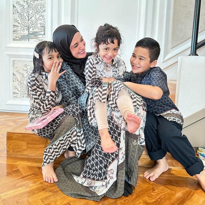 <p>Ketiga anak Shireen Sungkar, Adam, Hawa, dan Shafiyyah, terlihat menggemaskan saat mengenakan baju bermotif serba hitam nih, Bunda. Wah, cocok banget sebagai inspirasi <em>outfit</em> Lebaran bareng keluarga, ya. "Bagus banget bajunya Kak Shireen dan <em>family</em>," tutur seorang netizen. (Foto: Instagram: @shireensungkar)</p>