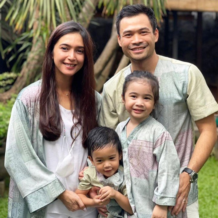 <p>Raqeema dan Rasheed anak Nabila Syakieb sering memakai baju kembar, lho. Pada sebuah momen, keduanya terlihat mengenakan baju bermotif serba hijau. Gemas banget, ya. (Foto: Instagram: @nsyakieb85)</p>