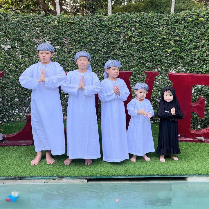<p>Keempat anak laki-laki Ratna Galih, Shelby Adhideva Sawkani, Madiba Arga Sawkani, Benjamin Ayyubi Sawkani, dan Shaldy Ararya Sawkani, pernah mengenakan baju gamis kembar berwarna putih. Tidak hanya itu, penampilan keempatnya turut dilengkapi dengan sorban di kepala. "<em>Masya Allah</em>, pada ngegemesin banget Kak," ungkap netizen dengan akun <em>@ashari_*****</em>. (Foto: Instagram: @ratnagalih)</p>