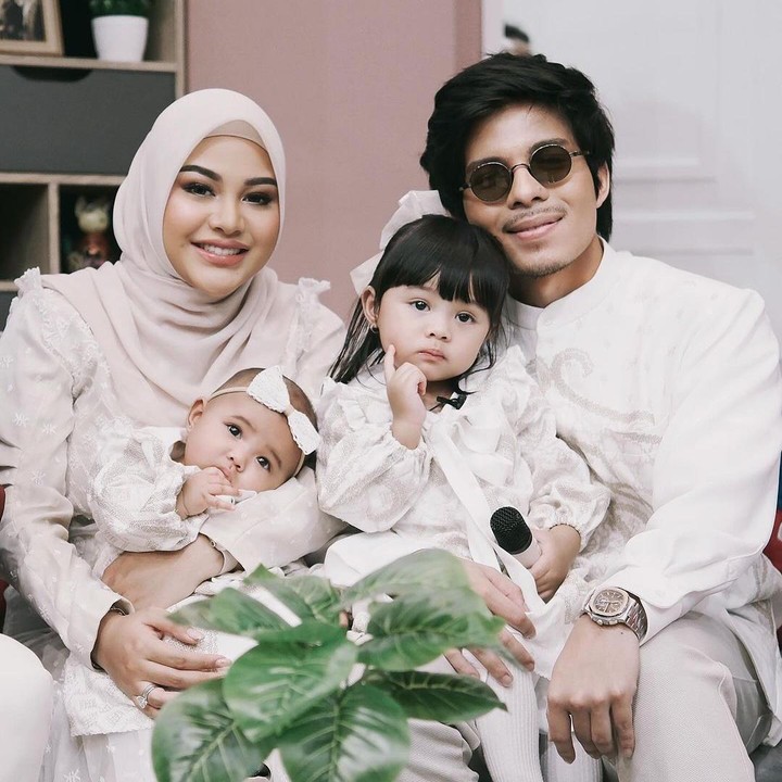 <p>Ameena dan Azura Atta terlihat cantik mengenakan baju serba putih berlengan panjang nih, Bunda. Tidak hanya itu, keduanya juga sangat menggemaskan dengan hiasan pita di kepala. "Ameena dan Azura cantik banget," puji seorang netizen dengan emotikon hati. (Foto: Instagram: @attahalilintar)</p>