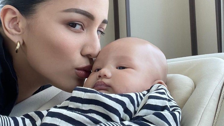 Potret Angel Pieters Gendong Anak