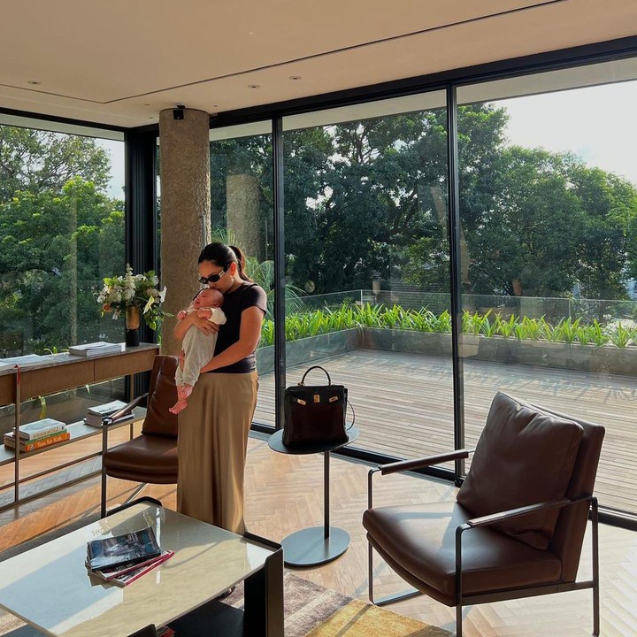 <p>Dalam beberapa foto saat menggendong sang putra, Angel terlihat sangat <em>fashionable</em> nih, Bunda. Ia bahkan kerap memakai kacamata hitam yang kece. (Foto: Instagram: @angelpieters)</p>