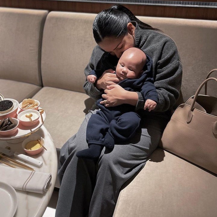 <p>Angel sendiri kerap mengunggah momen kebersamaannya bersama Caspar pada laman Instagram-nya. Angel pun turut membagikan potret kala menggendong Caspar, Bunda. (Foto: Instagram: @angelpieters)</p>