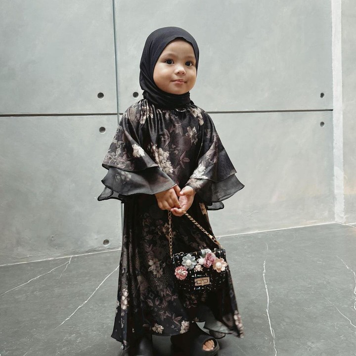 <p>Tidak hanya itu, ia juga sering terlihat mengenakan hijab nih, Bunda. Salah satu tampilannya adalah mengenakan gamis bunga-bunga hitam dengan kerudung, tas, dan sandal warna senada. (Foto: Instagram: @attahalilintar)</p>