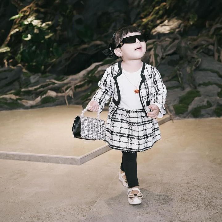 <p>Meski masih berusia balita, Ameena sudah memiliki gaya yang <em>fashionable</em> bak orang dewasa, nih. Gayanya ini pun kerap dibagikan pada laman Instagram-nya. (Foto: Instagram: @attahalilintar)</p>