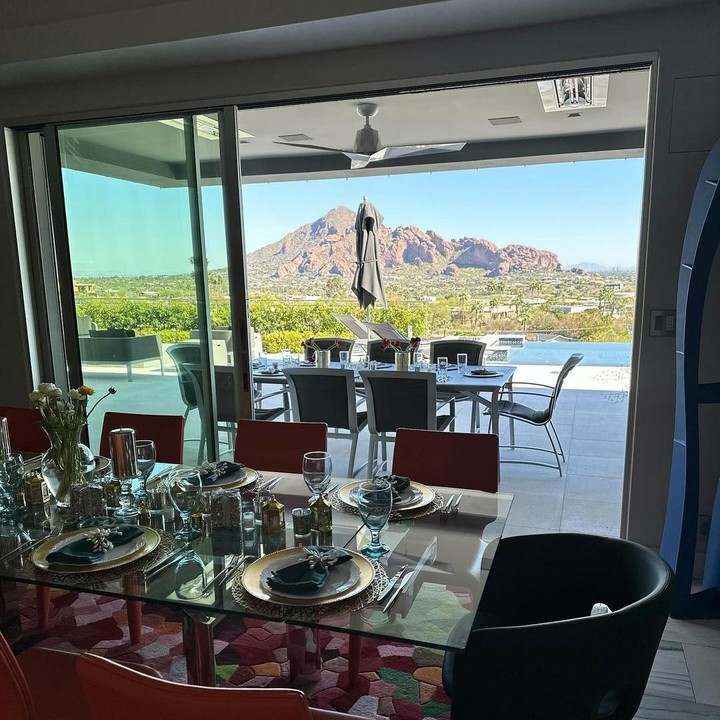 <p>Setelah menikah dengan Charles Jost, <em>public figure</em> dan chef ternama Farah Quinn tinggal Arizona, Amerika Serikat. Tempat tinggal Farah di AS terbilang mewah, Bunda. Ruang makan di rumahnya terletak berdekatan dengan kaca yang langsung menghadap ke pegunungan sangat indah. Ruang makan ini berada di satu ruangan bersama dapur dan ruang keluarga. Tampaknya desain rumah ini dibuat menyesuaikan hobi memasak Farah. (Foto: Instagram: @farahquinnofficial)</p>