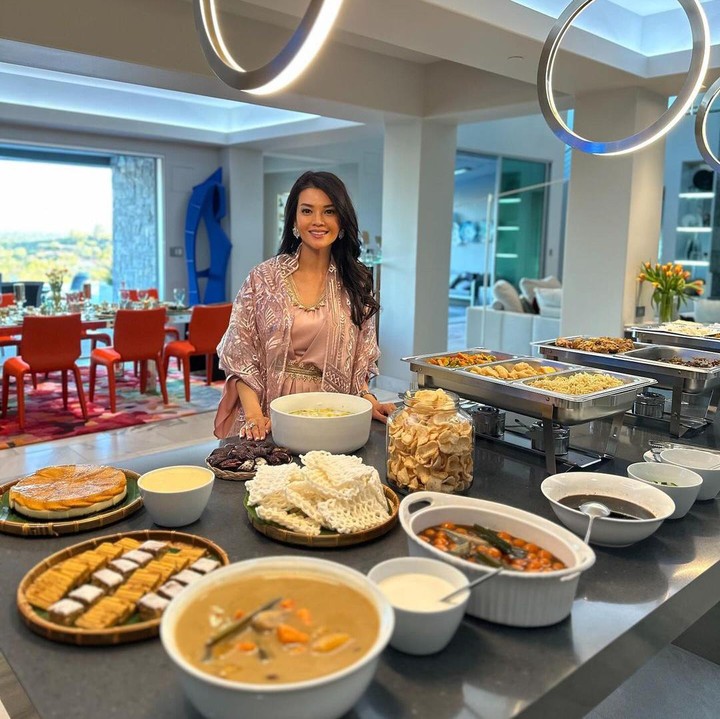<p>"Bulan Ramadhan! Kami bersenang-senang menjamu Konsul Jenderal RI-LA, Bapak Purnomo, istrinya Ibu Runi, dan tim mereka di rumah kami untuk berbuka puasa. Tentu saja masakan palembang #Sumatera Selatan ada di menunya," tutur Farah Quinn dengan Bahasa Inggris. (Foto: Instagram: @farahquinnofficial)</p>