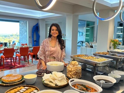 5 Potret Rumah Chef Farah Quinn di AS Jadi Tempat Bukber, Pemandangan Langsung Gunung