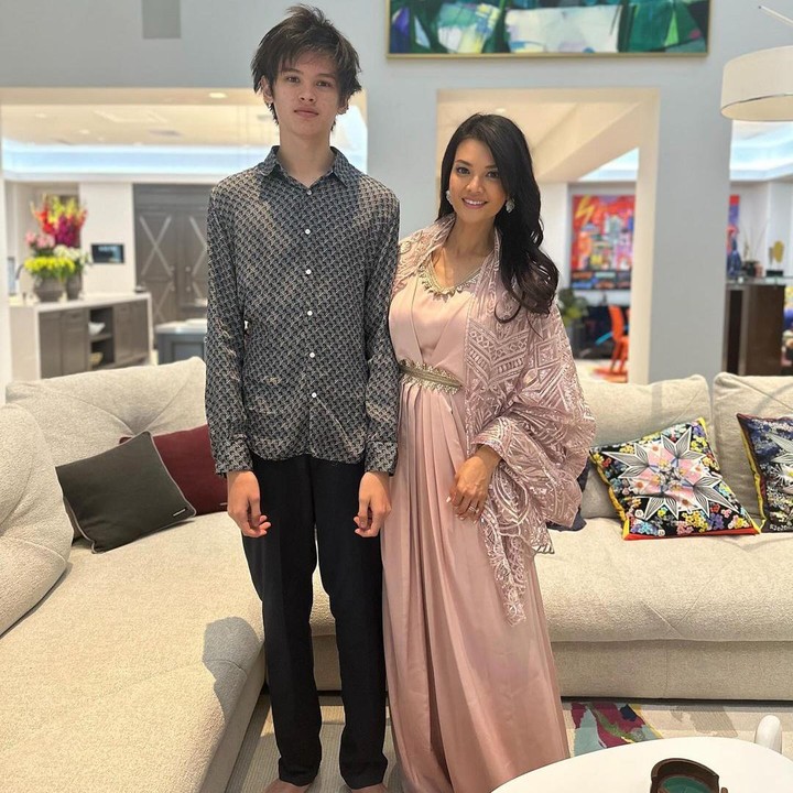 <p>Pada bagian ruang keluarga, ada pula sofa besar berwarna krem yang dilengkapi dengan bantal bermotif. Lantainya pun sudah dilapisi dengan karpet warna senada. (Foto: Instagram: @farahquinnofficial)</p>