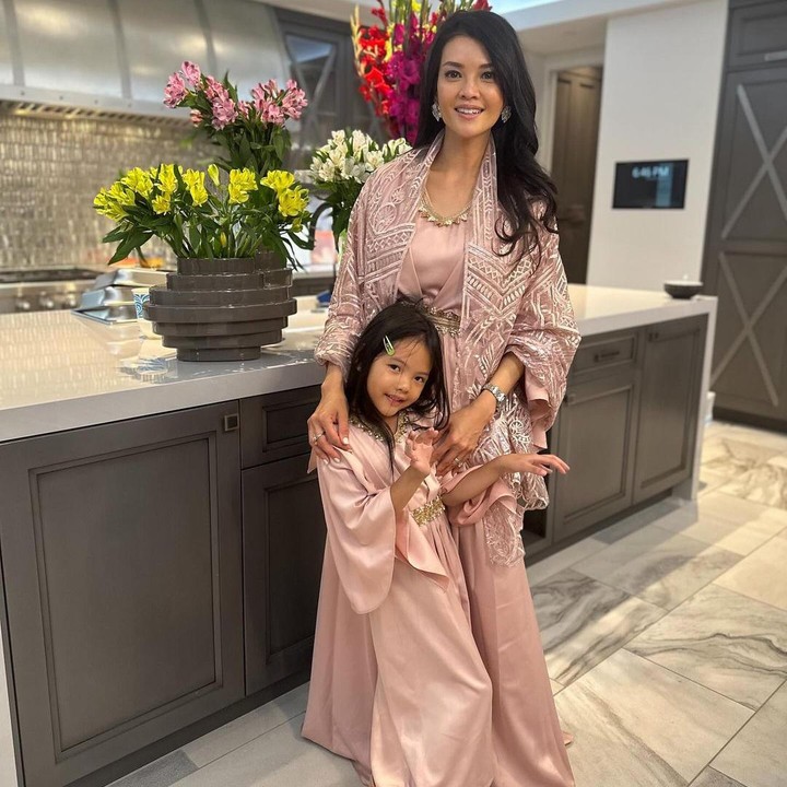<p>Belum lama ini, rumah Farah Quinn sempat dijadikan sebagai tempat buka puasa bersama dengan Konsul Jenderal RI-LA, Bunda. Farah pun menyiapkan menu Sumatera Selatan, termasuk makanan khas Palembang, pempek. (Foto: Instagram: @farahquinnofficial)</p>