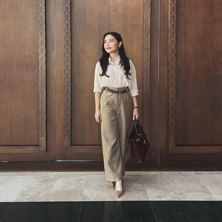 <p>Masih memakai busana bernuansa <em>earth tone</em>, Prilly Latuconsina tampil modis dengan kemeja motif yang dipadu bersama <em>trousers</em> polos. Jangan lupa gunakan belt tipis untuk menyempurnakan penampilan Bunda. (Foto: Instagram @prillylatuconsina96)</p>