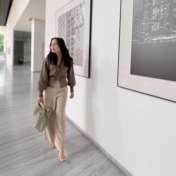 <p>Prilly Latuconsina dikenal sebagai aktris muda dengan penampilan modis. Ada berbagai OOTD ala Prilly yang bisa dijadikan sebagai inspirasi busana kantor. Seperti pada foto, Bunda dapat memadukan <em>blouse</em> dan celana bahan dengan padanan warna-warna bumi atau<em> earth tone</em>. (Foto: Instagram @prillylatuconsina96)</p>