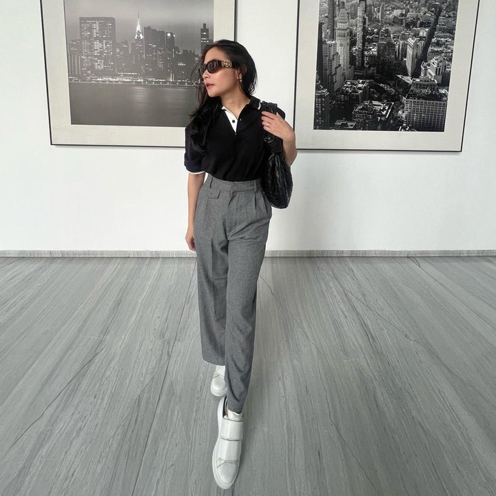 <p>Bunda lebih suka dengan outfit kasual? Nah, ada padu padan <em>polo shirt</em> dengan celana <em>trousers</em> ala Prilly Latuconsina yang tak kalah kece, nih. Sebagai sentuhan akhir, Bunda juga bisa memakai kacamata hitam. (Foto: Instagram @prillylatuconsina96)</p>