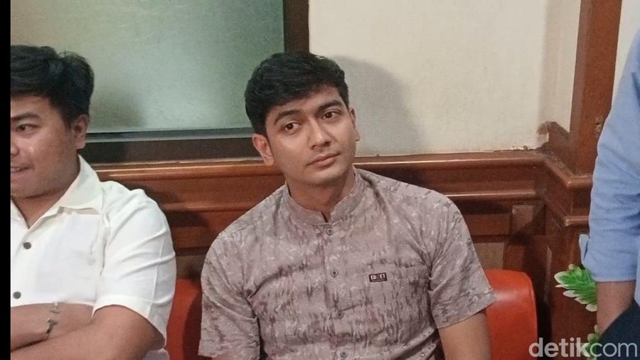 Ria Ricis dan Teuku Ryan datang ke sidang cerai.