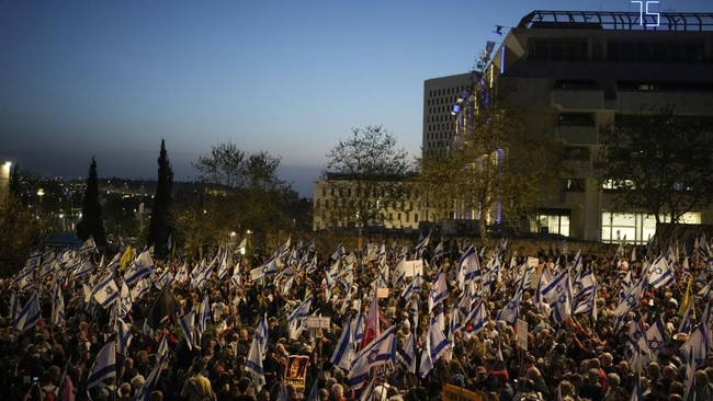 Ribuan demonstran turun ke jalan di ibu kota Tel Aviv, tuntut PM Netanyahu mundur. Foto: AP/Leo Correa Jakarta, CNN Indonesia --
