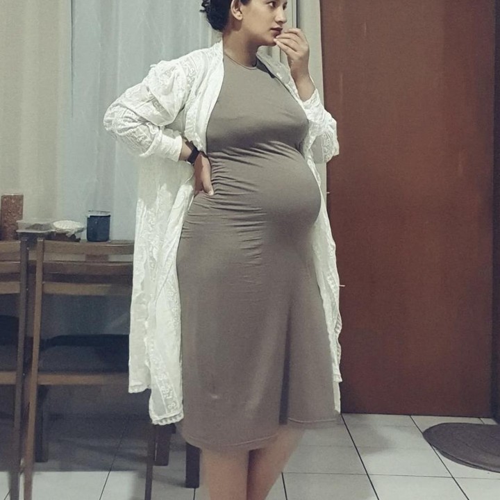 <p>Rupanya, unggahan Qurruto Ayun ini menuai respons positif dari para netizen, Bunda. Banyak yang mendoakan agar istri dari Qibil ini selalu sehat selama menjalani kehamilan. “Sehat selalu bumil,” tulis salah satu netizen. (Foto: Instagram @qurrrotuayun).</p>