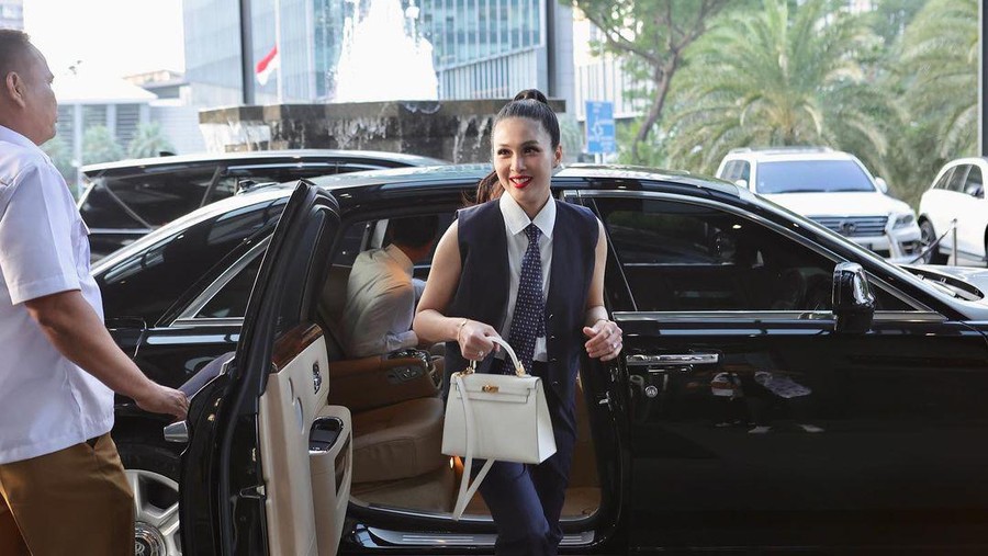 Momen Sandra Dewi mendapat hadiah Rolls Royce.