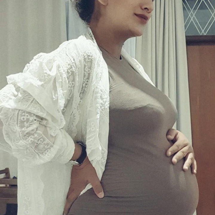 <p>Semakin mendekati HPL, perubahan bentuk tubuh Qurrotu Ayun semakin jelas. Ia juga memamerkan foto baby bump-nya dalam akun Instagram pribadinya. “Dokumentasi perut besar & penghuninya yang gerak-gerak melulu,” tulisnya. (Foto: Instagram @qurrrotuayun).</p>