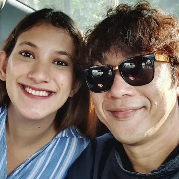 <p>Siapa yang tidak mengenal band legendaris The Changcuters? Sang gitaris, Qibil, sebentar lagi akan menjadi seorang ayah, lho. Menikah pada 2023 dengan Qurrotu Ayun, keduanya sedang menantikan kelahiran anak pertama mereka. (Foto: Instagram @qurrrotuayun).</p>