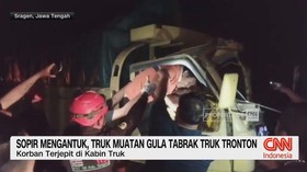 VIDEO: Sopir Mengantuk, Truk Muatan Gula Tabrak Truk Tronton