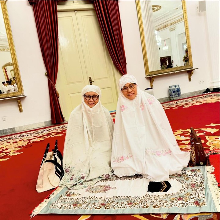 <p>Beberapa waktu yang lalu, keduanya menteri ini juga terlihat hadir dalam acara buka puasa bersama alias bukber. Di unggahan tersebut, Sri Mulyani membeberkan bahwa ia dan sang sahabat melaksanakan salat magrib menggunakan satu sajadah untuk bersama. "Sholat magrib di Istana Negara Aku dan Bestie @retno_marsudi satu sajadah berdua," tuturnya.(Foto: Instagram @smindrawati)<br /><br /><br /></p>