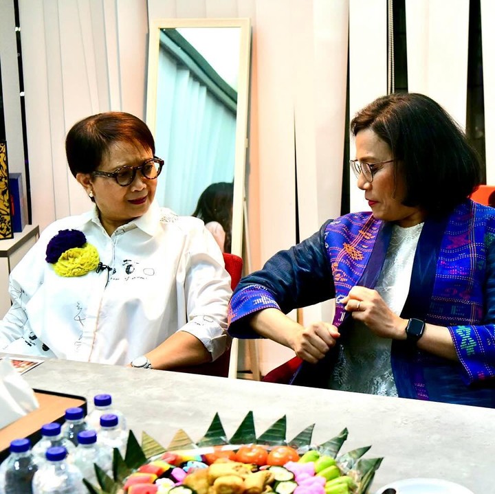 <p>Menariknya, Menteri Sri memiliki nama panggilan khusus untuk sang sahabat, yakni Bestie."Bercanda habis sama my Bestie @retno_marsudi. Suasana dibalik layar (<em>behind the scene</em>) @matanajwa," ujarnya dalam caption.(Foto: Instagram @smindrawati)<br /><br /><br /></p>