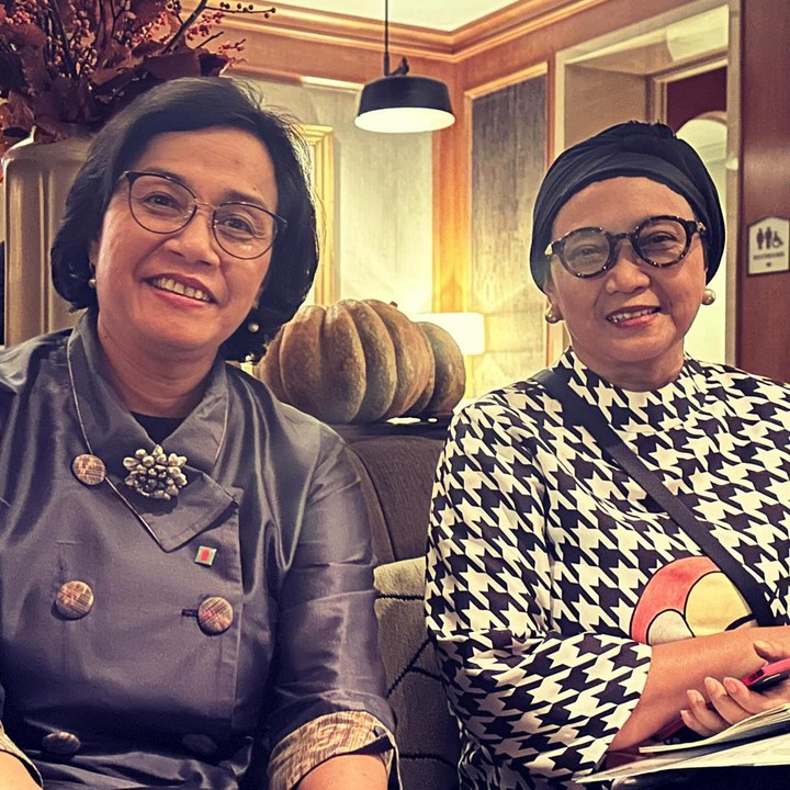 <p>Menteri Sri dan Retno memiliki hubungan yang cukup dekat, Bunda. Dalam beberapa kesempatan, keduanya pernah hadir untuk mengisi acara bersama. Melalui akun Instagram pribadi, Menteri Sri Mulyani juga kerap membagikan potret-potretnya bersama Menteri Retno, lho.(Foto: Instagram @smindrawati)<br /><br /><br /></p>